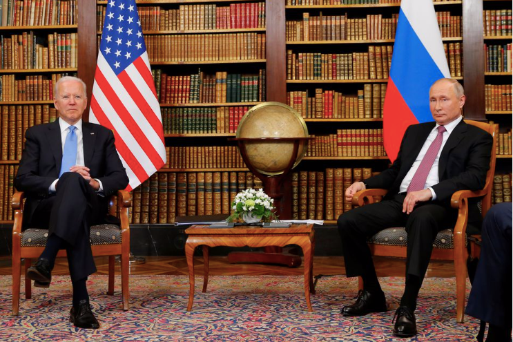 Tổng thống Nga Vladimir Putin (phải) và Tổng thống Mỹ Joe Biden trong cuộc gặp tại Thuỵ Sĩ hồi tháng 6. (Ảnh: Reuters)
