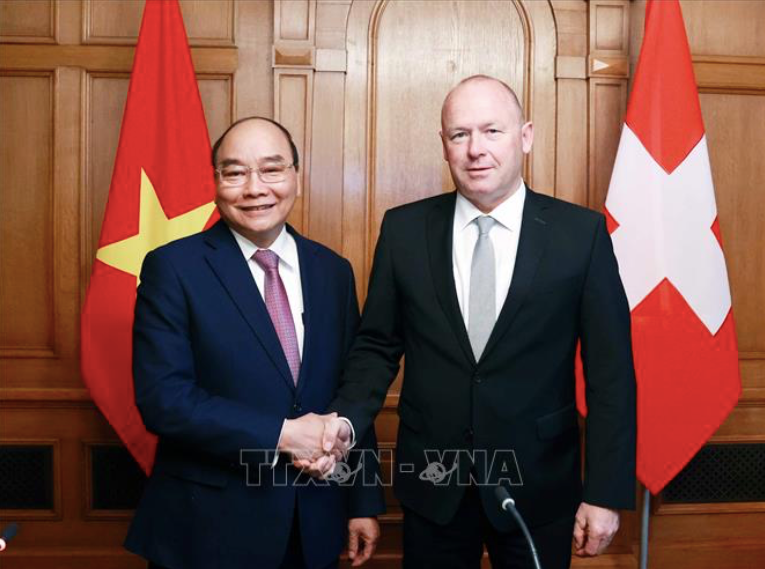 Chủ tịch Hội đồng Quốc gia Liên bang Thụy Sĩ Andreas Aebi tiếp đón Chủ tịch nước Nguyễn Xuân Phúc. (Ảnh: TTXVN)