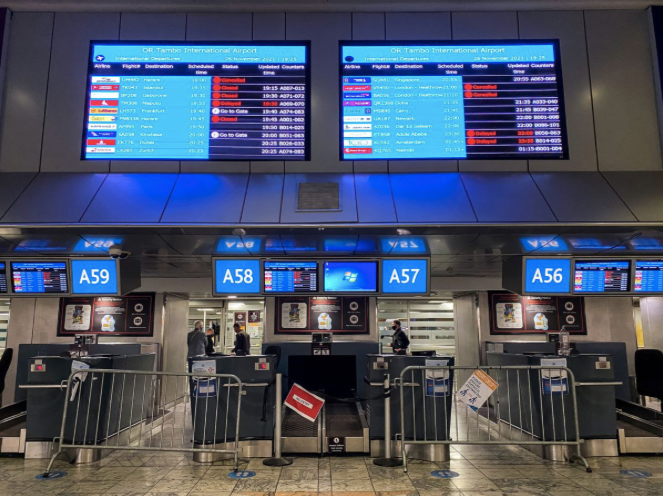 Biển hiển thị nhiều chuyến bay đến London, Anh, bị huỷ sau khi phát hiện ca bệnh nhiễm Omicron. (Ảnh: Reuters)