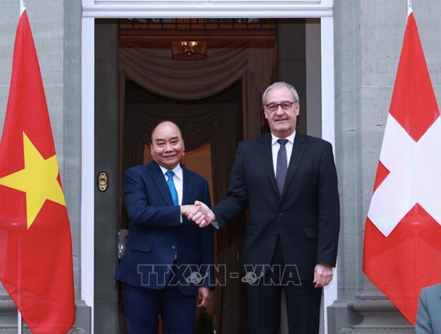 Tổng thống Thuỵ Sĩ Guy Parmelin đón Chủ tịch nước Nguyễn Xuân Phúc. (Ảnh: TTXVN)