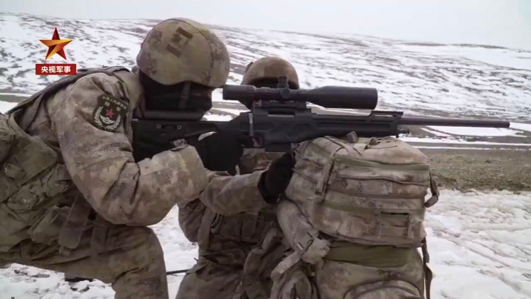 Hình ảnh binh lính Trung Quốc tham gia cuộc tập trận bắn đạn thật trên núi cao. (Ảnh: CGTV)