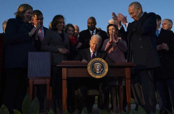 Tổng thống Mỹ Joe Biden ký luật hạ tầng hôm 15/11. (Ảnh: AP)