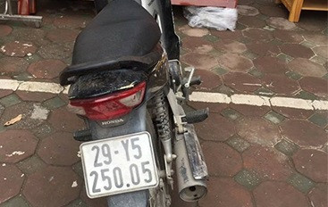 Chiếc xe máy bị tên trộm bẻ khóa lấy đi.