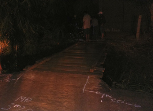 Cây cầu gỗ nơi bà Huệ rơi xuống suối.