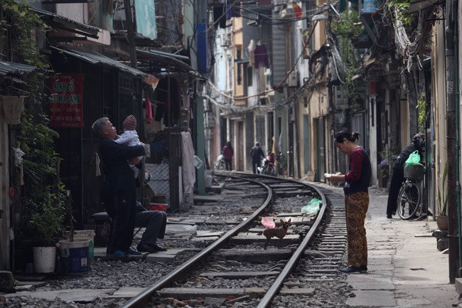 Mọi hoạt động sinh hoạt, kinh doanh của người dân sát bên đường tàu trên phố Khâm Thiên, Hà Nội.