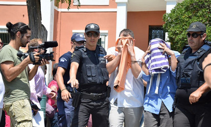 Cảnh sát áp giải các sĩ quan quân đội Thổ Nhĩ Kỳ ra khỏi tòa án ở Alexandroupolis, Hy Lạp hôm 18/7. Ảnh: Xinhua.