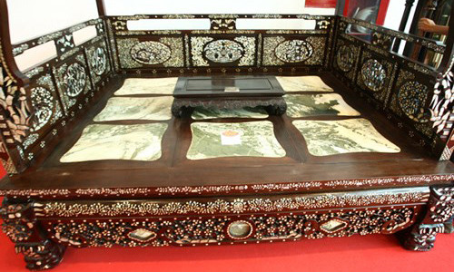 Mặt long sàng nặng gần 1 tấn được ốp 9 miếng đá tự nhiên.Mặt "long sàng" được ốp 9 miếng đá tự nhiên.