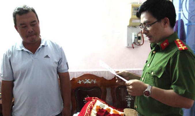 Công an đọc lệnh bắt Đoàn Vũ Duy, Đội trưởng Đội thanh tra giao thông số 11.