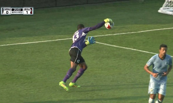 Tình huống ném bóng về khung thành của Sammy Ndjock. Nguồn: NASL.