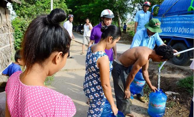 Người dân nhận nước sạch miễn phí.