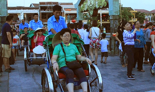 Khách du lịch nước ngoài thường chọn xích lô để dạo quanh phố cổ. Ảnh: Bình An.