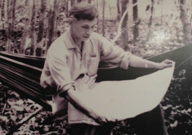 Tướng Lê Trọng Tấn nghiên cứu tình hình chiến trường miền Nam (năm 1965)