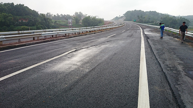 Cao tốc Nội Bài - Lào Cai vừa thông xe đã nứt