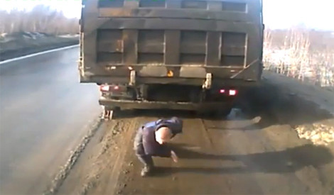 Suýt bị kẹp nát khi chui gầm xe ben