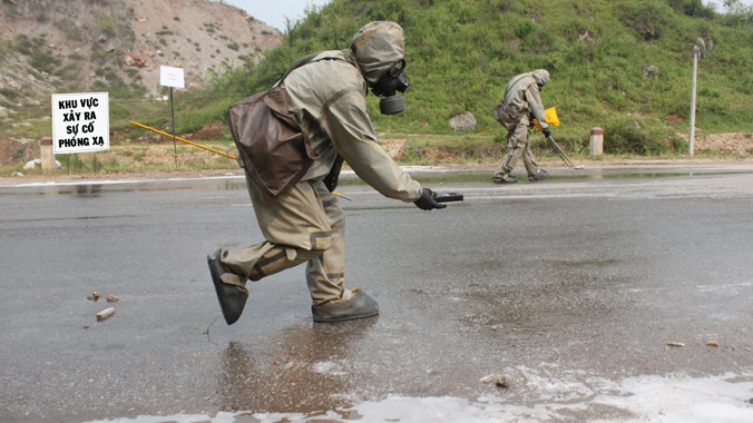 Kiểm tra nhiễm xạ cho đường sau khi tẩy xạ trong diễn tập "ứng phó sự cố phóng xạ"