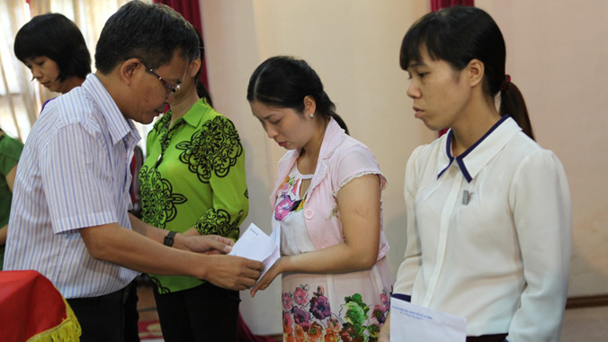 Tiến sĩ Trần Đăng Tuấn trao tiền hỗ trợ.