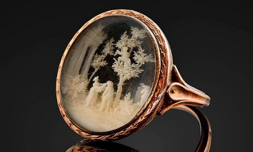 Chiếc nhẫn vàng Napoleon Bonaparte tặng cho Caroline du Colombier. Anhr: BNPS.