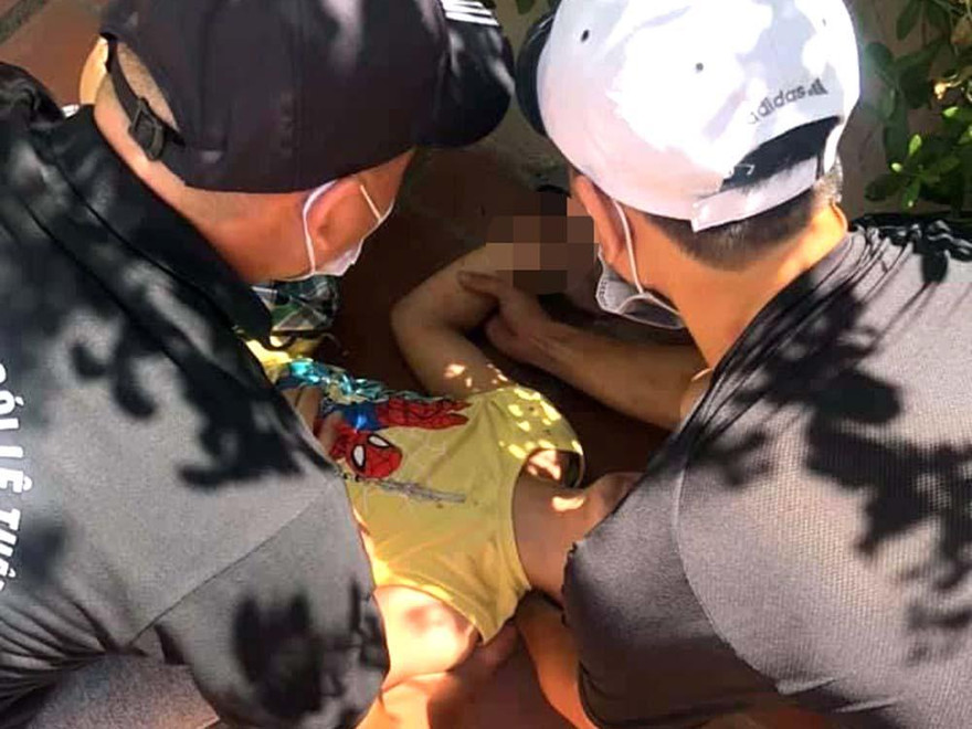 Bé trai được đưa đi cấp cứu sau khi rơi từ tầng 5 xuống tầng 3 toà chung cư.