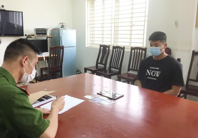 Đối tượng Phúc làm việc với cơ quan công an. Ảnh V.T