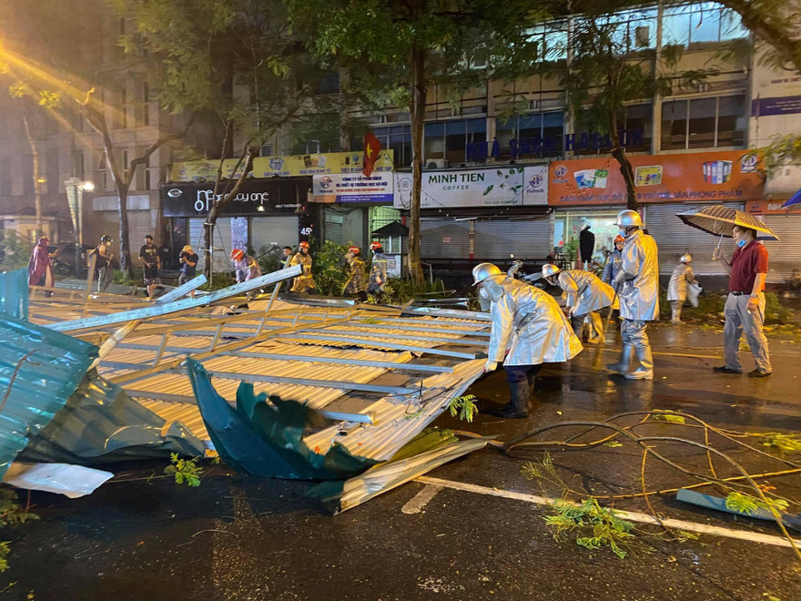 Khoảng 70m2 mái tôn đè lên 3 ô tô. Ảnh Ngọc Hà