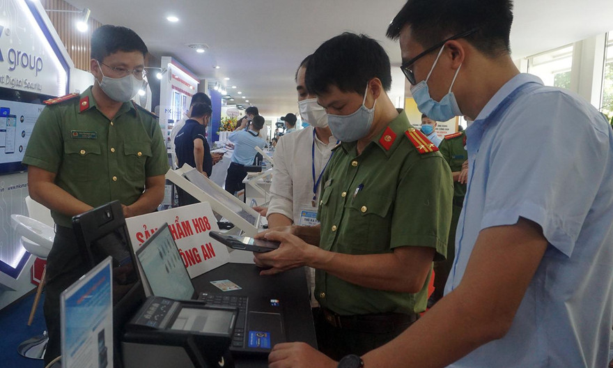 Nhiều sản phẩm, thiết bị và dịch vụ công nghệ ứng dụng, dữ liệu dân cư và CCCD, phục vụ cho người dân và xã hội được giới thiệu.