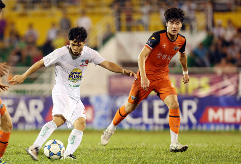 Công Phượng trong pha "nã đại bác" tung lưới U21 Gangwon. Ảnh: Đức Đồng.