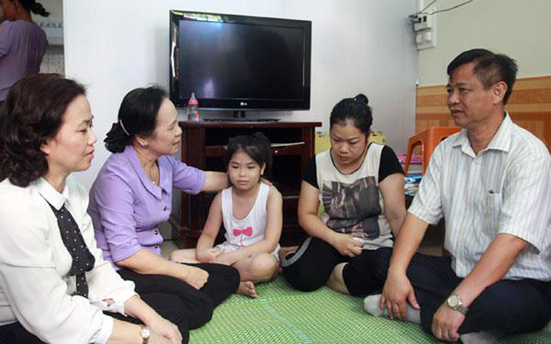 Chị Tuyết (ngồi thứ 2 từ phải sang) dù lo lắng nhưng vẫn tin chồng mình sẽ trở về.