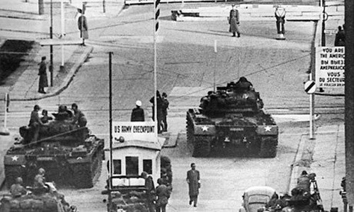 Trạm kiểm soát Charlie, Berlin, tháng 10/1961. Ảnh: AP.