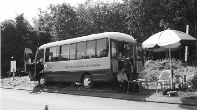  Có cán bộ trực nhưng không cân xe. Ảnh chụp lúc 8h55 phút 28 giây ngày 14/5/2014. Ảnh: Trương Nhất Vương.