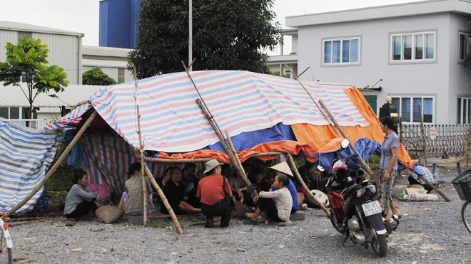 Người dân dựng lán ngay trước cổng nhà máy để phản đối. ảnh: Minh Tuấn