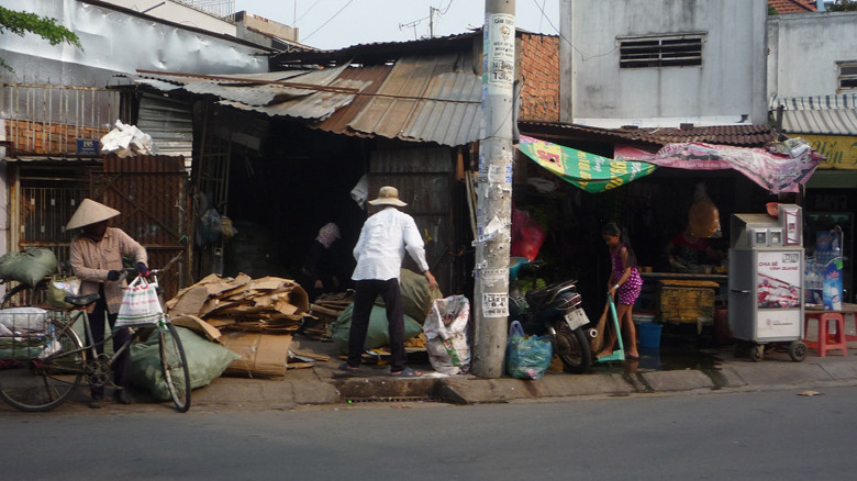 Vựa ve chai xen lẫn trong khu dân cư chất hàng kín mít, tràn ra lòng đường