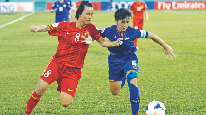  ĐT nữ Việt Nam (trái) không thể vượt qua Thái Lan để giành tấm vé dự World Cup năm sau. Ảnh: T.Vũ