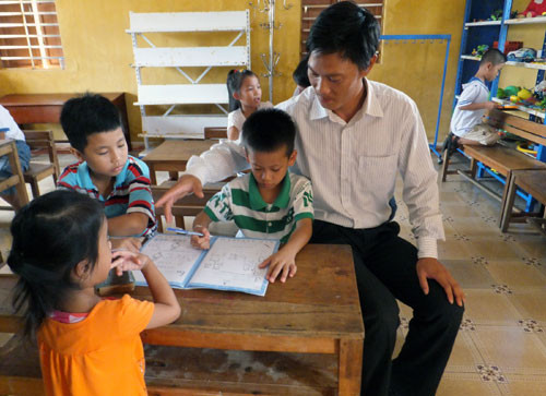 Tặng 200 triệu đồng cho Quỹ học bổng Vừ A Dính