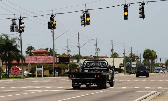 Tranh luận nảy lửa chuyện phạt nặng vượt đèn vàng