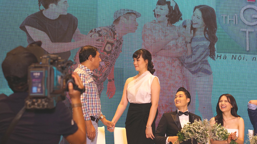 Vân Dung diễn lại cảnh nhìn sâu vào mắt Quang Thắng trong "Yêu thì ghét thôi". Ảnh: Bảo Hân