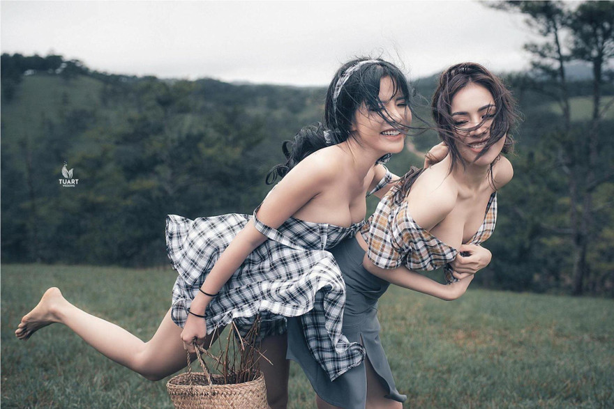 Bộ ảnh của nhóm chân dài trong đó có Thư Dung bị dư luận phản đối, cho rằng phản cảm và dung tục