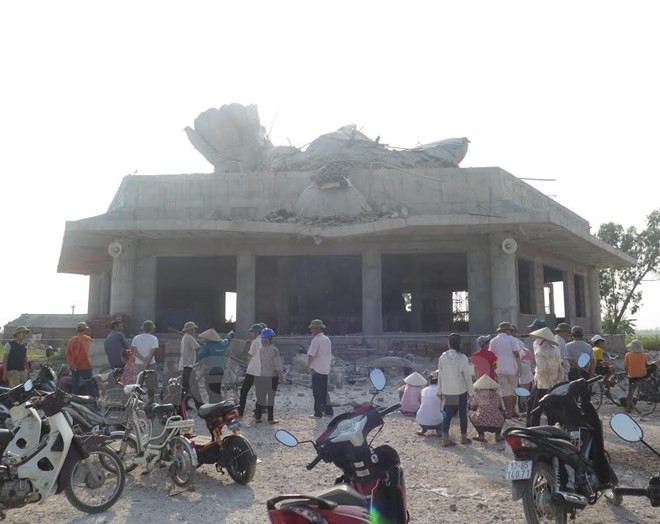 Bức tượng Phật đang trong giai đoạn hoàn thành đã đổ sập hoàn toàn. Ảnh: Xuân Tiến-Văn Du/Vietnam+