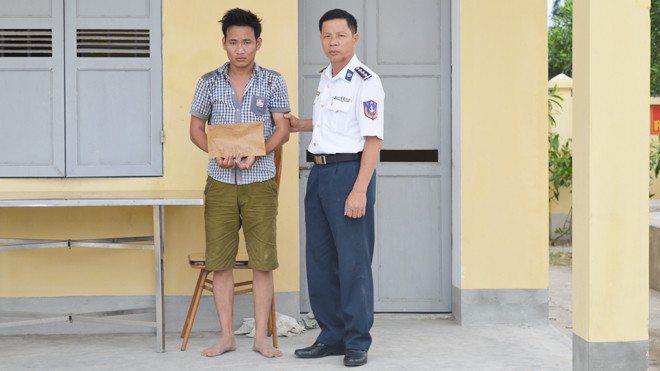 Đối tượng Lương (trái) cùng tang vật liên quan