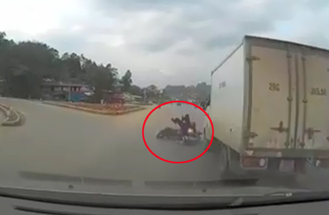 Ô tô tải phanh cháy đường, hai người đi xe máy thoát chết