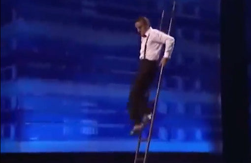 Màn trèo thang ma thuật khiến khán giả 'đứng hình'