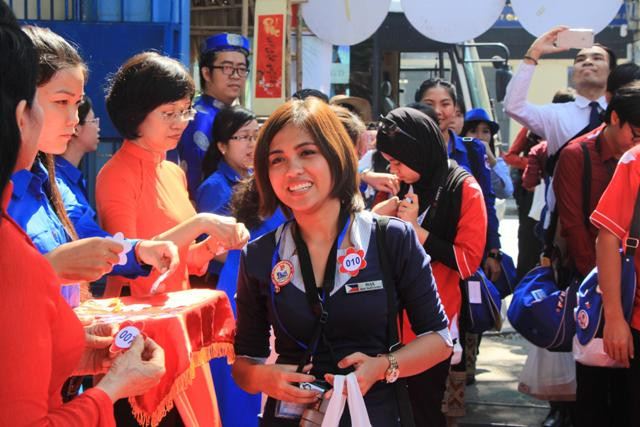 Đại biểu các nước nhận sự đón tiếp nồng hậu của thanh niên TPHCM.