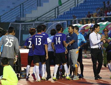 LĐBĐ Myanmar hứa sẽ xử lý thích đáng những ai đã rượt đuổi, toan hành hung trọng tài Phùng Đình Dũng. Ảnh: Nguyễn Đình.
