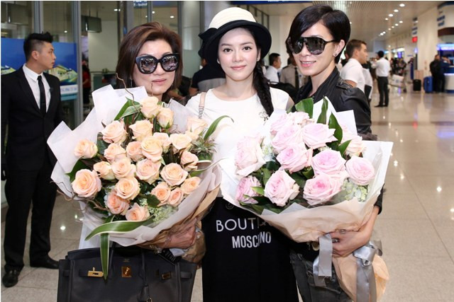 Xa Thi Mạn bị fan Việt 'vây kín' ở sân bay