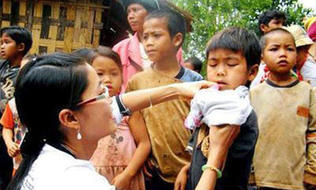 Nhân viên CTXH đến với trẻ em có hoàn cảnh đặc biệt khó khăn vùng cao.