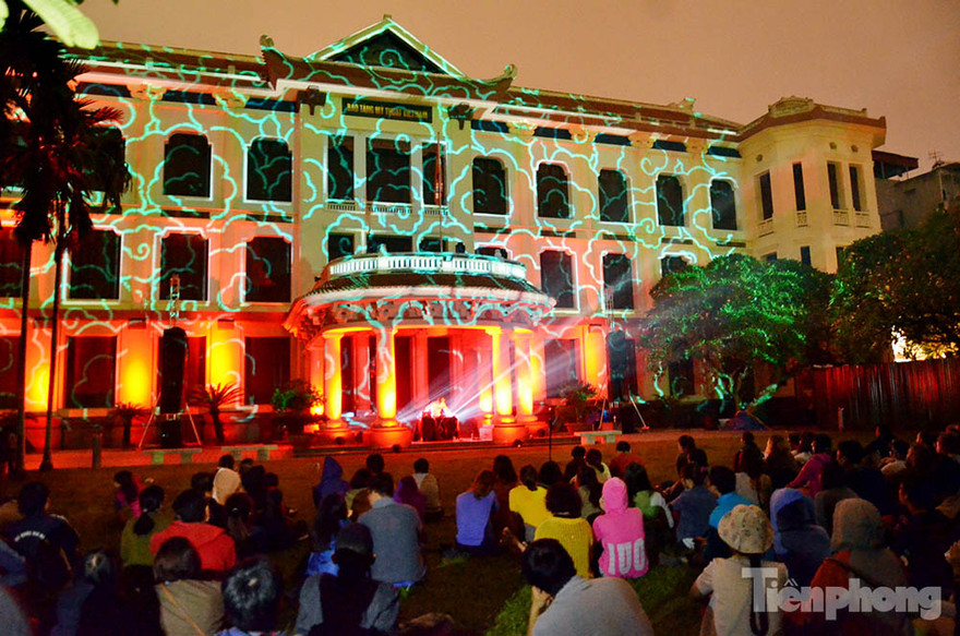 Chương trình do nhóm nghệ sĩ The Core đến từ Berlin (Đức) với những thủ pháp trình chiếu ánh sáng trên nền âm nhạc điện tử của DJ Trí Minh đã tạo nên sự hấp dẫn cho người xem.