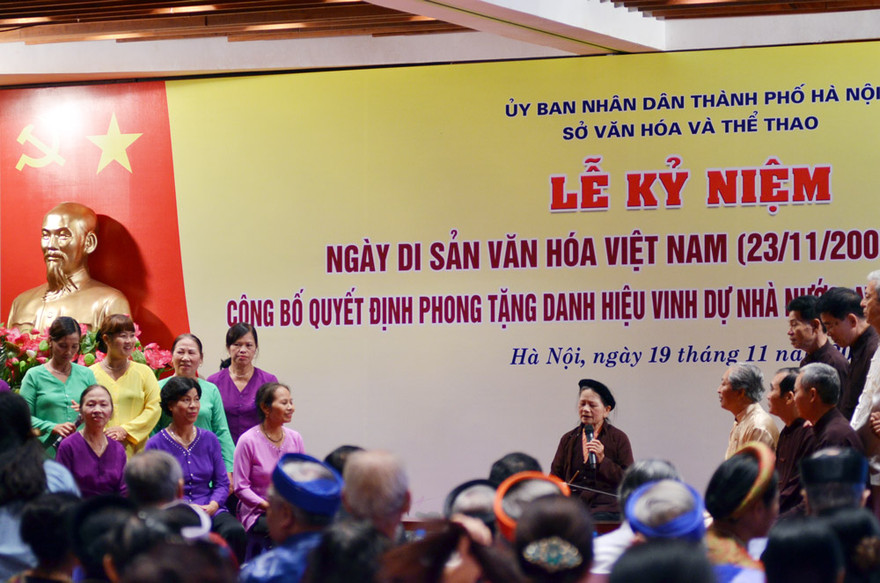 Những di sản văn hoá phi vật thể (Hát trống quân, Chèo, Hát văn) được các nghệ nhân biểu diễn.