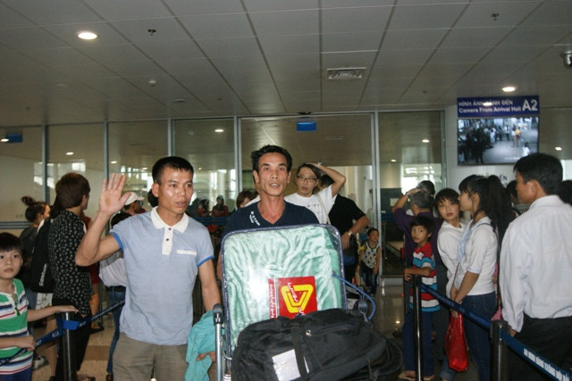 Những lao động đầu tiên trong nhóm lao động Việt Nam bị nhà thầu Trung Quốc hành hung tại Algeria. Ảnh: Lê Hữu Việt.