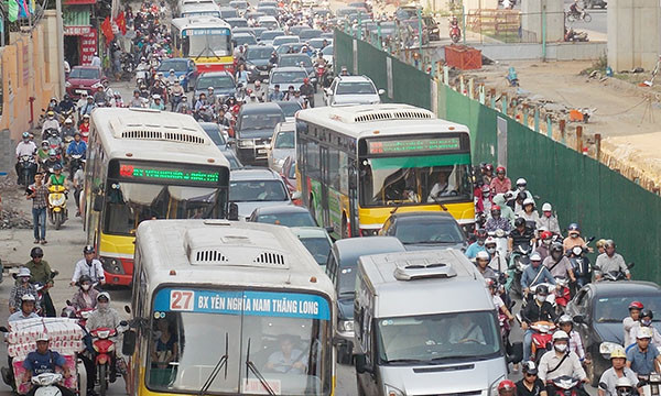 Từ 25% đến 46% lưu lượng xe buýt trên các tuyến đường có hàng rào thi công bị cắt giảm để chống ùn tắc. Ảnh: Trọng Đảng.