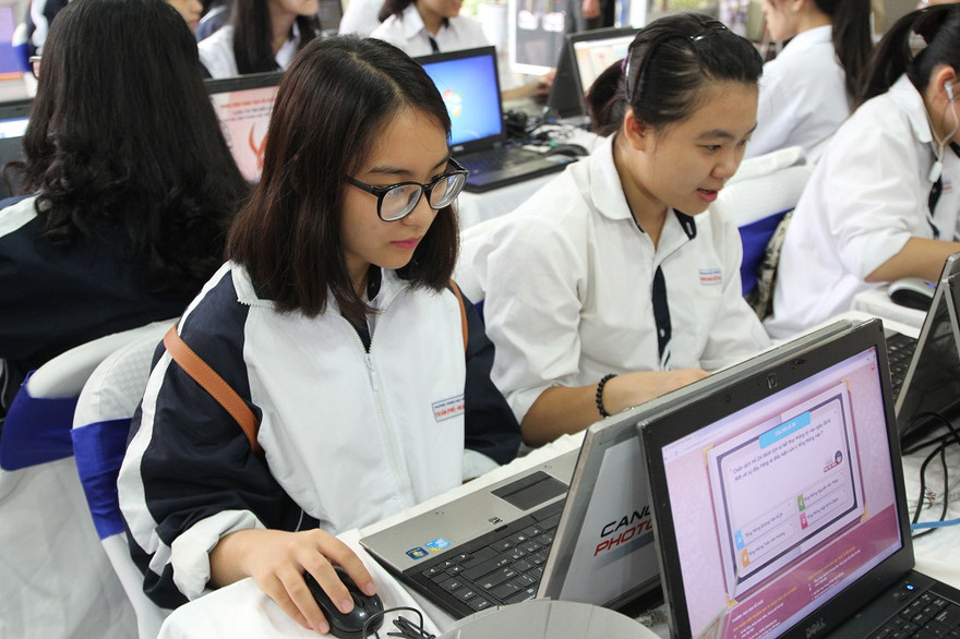 Học sinh Hà thành hào hứng chinh phục các câu hỏi lịch sử của cuộc thi trong ngày phát động (8/11).