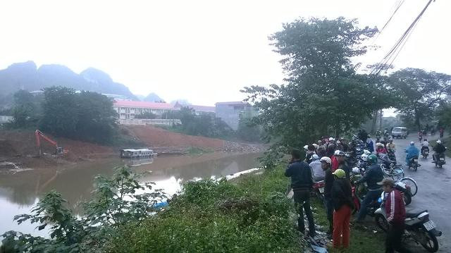 Rất đông người hiếu kỳ đến theo dõi. Ảnh: Thanh Huệ.